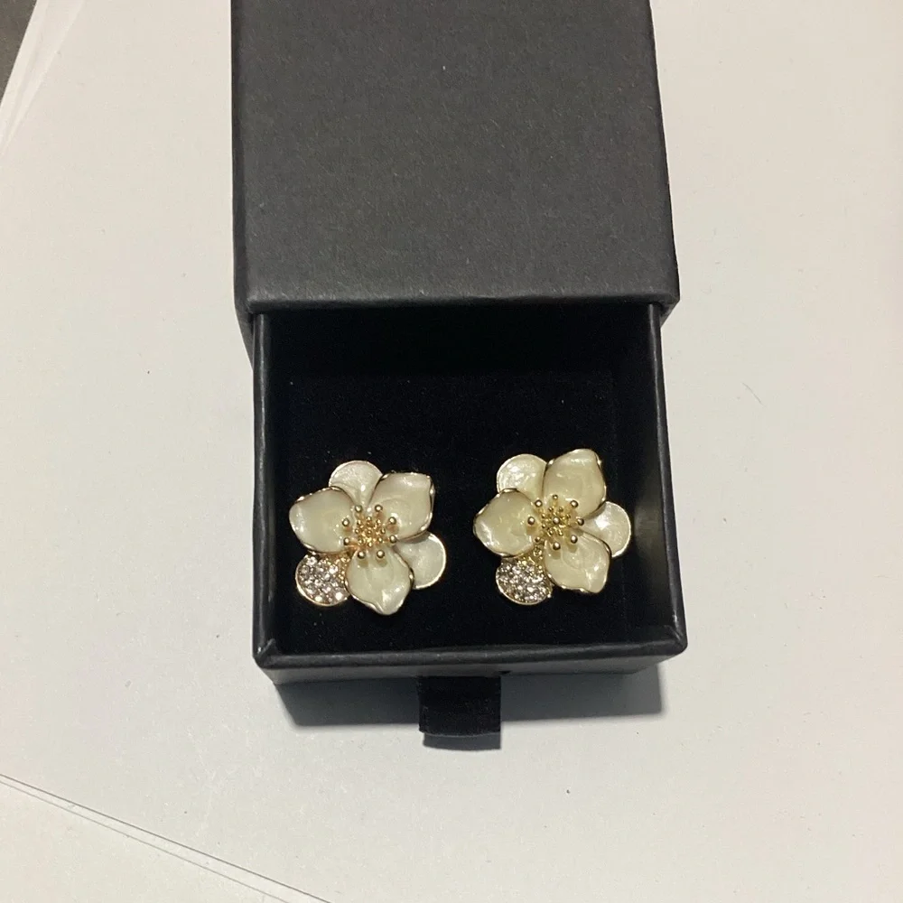 🌸GoldTone Polychrome White Hibiscus Flower Post Back Earrings